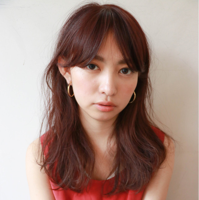 ピンクブラウン系の髪色の女性