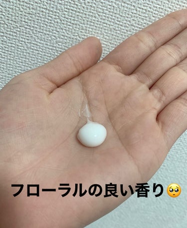 ビオレu ザ ボディ ぬれた肌に使うボディ乳液 エアリーブーケの香り
フックつき

こちら、体が濡れたまま使えるボディ乳液。

体を拭く前に、こちらのボディ乳液を塗るんですけど、サラッとしたテクスチャーの乳液で
肌へ馴染むので◎


何個リピートしたかわからないくらい
好きなボディー乳液❤️

これ使いだしてから、乾燥が無くなりました！

香りはほんのりフローラル
匂いの持続性はほとんどありません😅

吊るしタイプが、便利で
お掃除も楽でヌメリも気にならなくて良い◎

買ったことない方は、1回使うと
手放せなくなるほど🥺






#私の人生コスメ の画像 その1