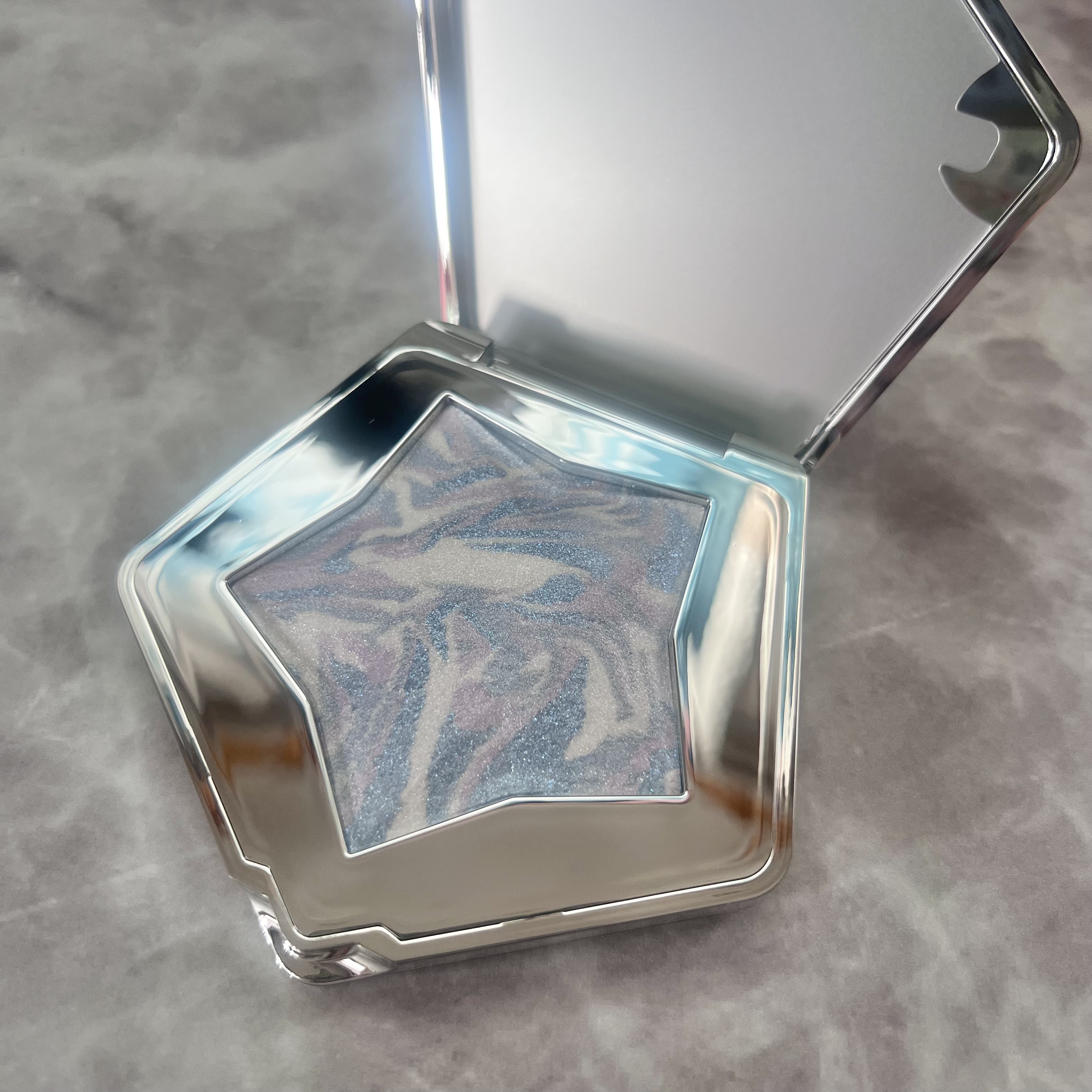 スターダストダイヤモンドハイライトパウダー/PERFECT DIARY/パウダーハイライトを使ったクチコミ（2枚目）