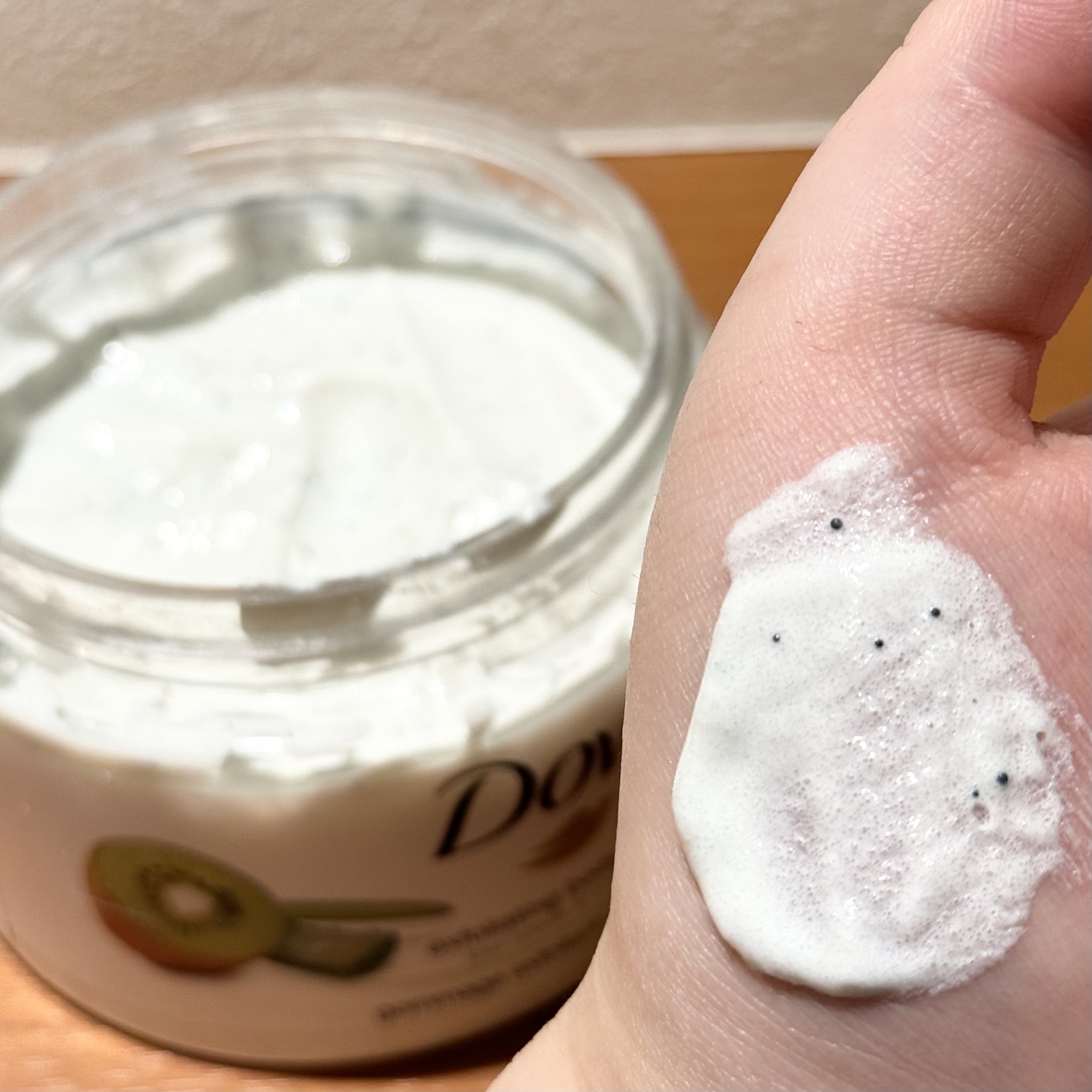 ダヴ ふわとろ　クリーミースクラブ キウイ＆アロエ 298g/ダヴ/ボディスクラブを使ったクチコミ（2枚目）