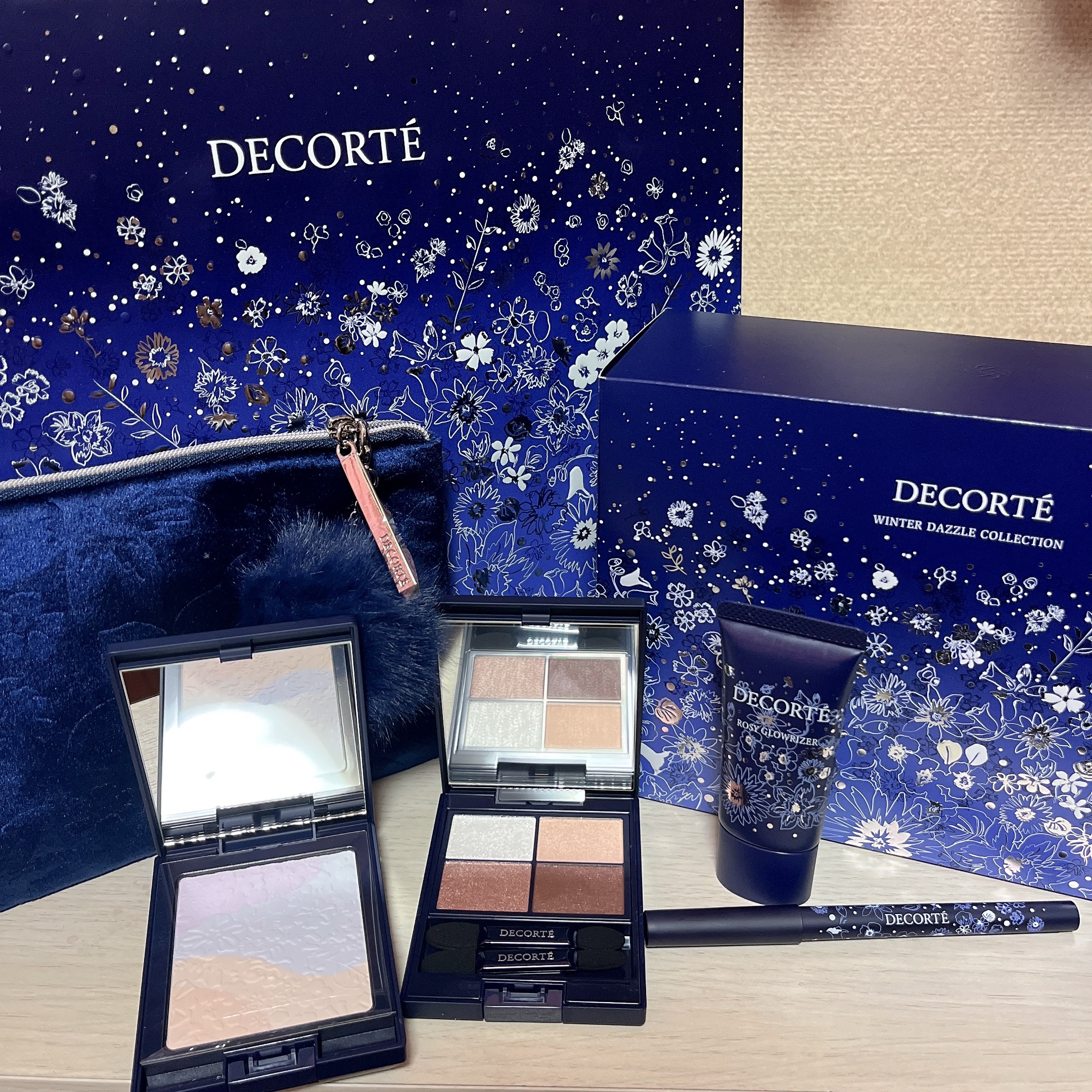 コスメデコルテ

ウィンターダズル コレクション

11月1日発売


予約していたやつをお迎えに行って来ました💜

全部かわいい🤤💜💜

店舗販売はすぐ完売したらしく
ネットも完売でした！

予約しておいて良かった💜


使うの