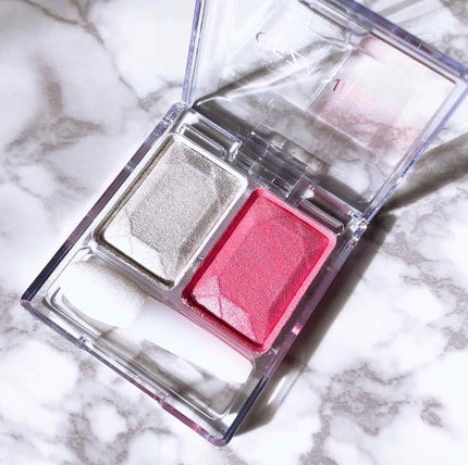 CEZANNE ツーカラー アイシャドウ ラメシリーズのクチコミ「まだまだ寒いけど、春コスメが続々と発売され、気分はすっかり春🌸
春メイクにオススメなセ.....」(2枚目)