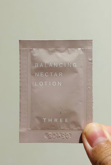 THREE バランシングネクター ローションのクチコミ「THREE バランシングネクター ローション。
美容液級のまろやかなとろみでうるおいラップ.....」(3枚目)