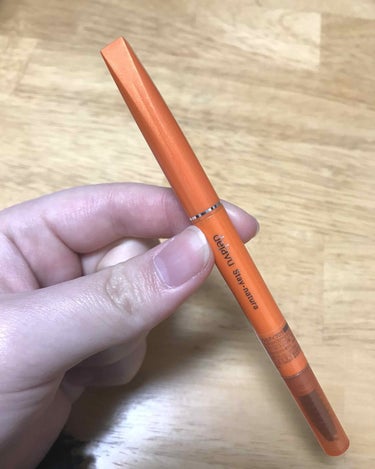 デジャヴュのステイナチュラP パウダーペンシルアイブロウ🌸

色はナチュラルブラウンです。

個人的にペンシルとブラシが付いているものが好きです←😶

3枚目の写真の通り、一般的なペンシルの形ではなく、