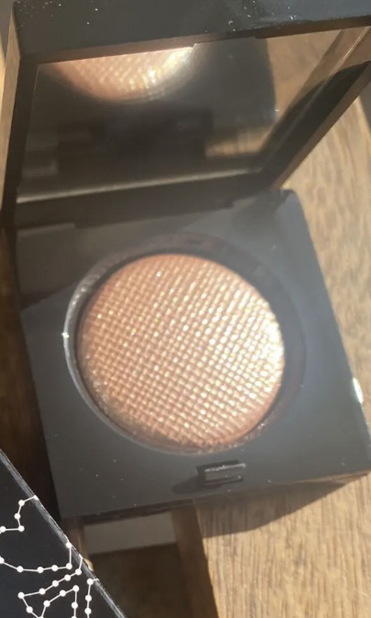 リュクスアイシャドウ L16 サンストーン(限定パッケージ)/BOBBI BROWN/単色アイシャドウを使ったクチコミ（2枚目）