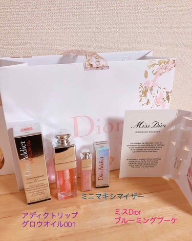  Dior アディクトリップグロウ001

  マキシマイザーに続いてリップグロウ購入💕
マキシマイザーよりトロっとハチミツみたい。だから、しっかり保湿。

カラーは001😊
マスクメイクの毎日、リップ