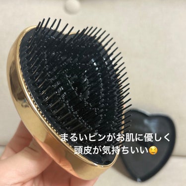 ◾️ReFa HEART BRUSH Champagne Gold 
¥2,970(税込)

ーーーーーーーーーーーーーーーーーーーー


お仕事中は髪をまとめなければならず
就業後に髪を解くとぐるんぐるんに😩

そんな時、リファのハートブラシがあれば
さっと癖直しができて、しかもさらさらに！

(注:完全に真っ直ぐな髪にはなりません)


見た目が可愛らしいのに、効果もしっかり！
ぴんが丸くなっていて、頭皮がきもちいい🤤

そんなお気に入りヘアブラシをご紹介します


ーーーーーーーーーーーーーーーーーーーー

【特徴】(以下公式HPより抜粋)

◯ からまりほぐす、みがき上げる　ツヤメイクブラシ


美しく輝く髪のためにReFaが着目したのは、 
デリケートな髪のからまりを「正しくほぐす」こと
さっと梳かすだけで、「ほぐし」と「みがき」を 
同時に叶えて髪がまとまり、ツヤが手に入ります



◯ほぐしとみがきを同時に叶える３段構造のピン

ほぐしピン
あらゆる角度から髪のからまりをキャッチ
ダメージを与えずにやさしくほぐします

みがきピン
髪の表面をなでるようにブラッシングします。ツヤを取り戻し、指通りもなめらかに。



ーーーーーーーーーーーーーーーーーーーー


休日やお出かけなどミニバッグの日には
ちょっと大きめサイズなので⭐️4…

普通〜大きめバッグには容量をとらずにすっぽり入る
ので、持ち歩いています！
専用カバーがついているので、カバンの中で
ピンが折れる心配はありません


持っているだけで、見ている人からはおしゃれ！
美意識高い！と思ってもらえそうなブラシで
テンションがあがります😏



お値段2,970円とリファなのにお手頃に買えちゃうので
プレゼントにもぴったりです💐




はづ

#正直レビュー 
#ReFa
#リファ の画像 その2