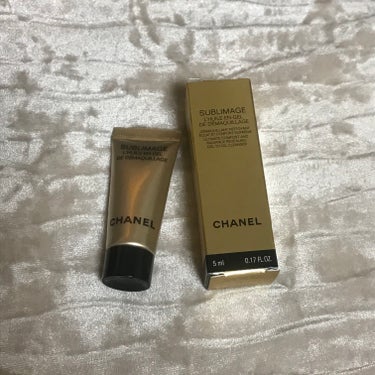 CHANEL
サブリマージュ デマキヤン コンフォート Ｎ

以前CHANELでお買い物した時のサンプルです。

W洗顔不要のクレンジングジェル。

わりと硬めのテクスチャーです。

しっかりメイクが落