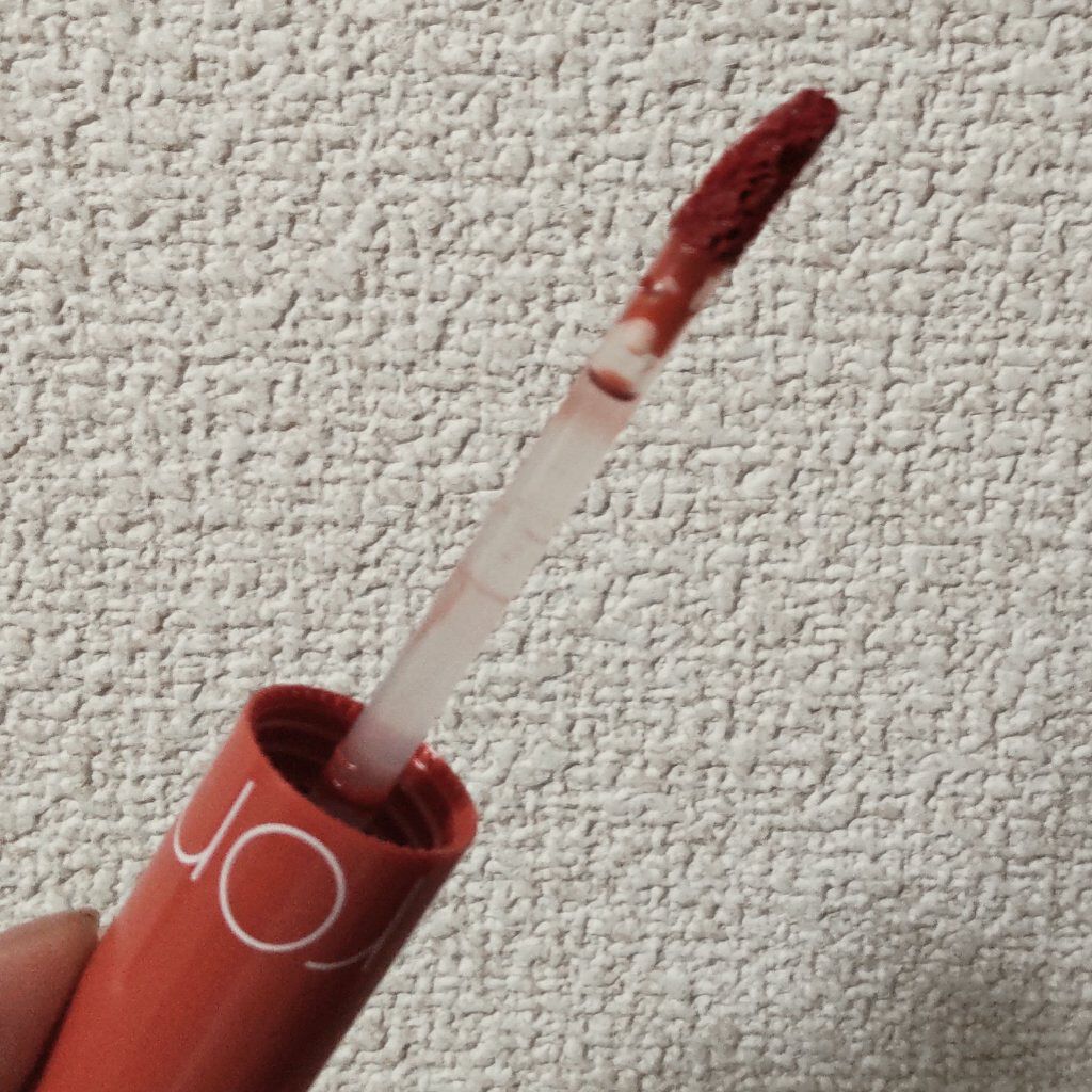 ジューシーラスティングティント/rom&nd/リップティントを使ったクチコミ（2枚目）