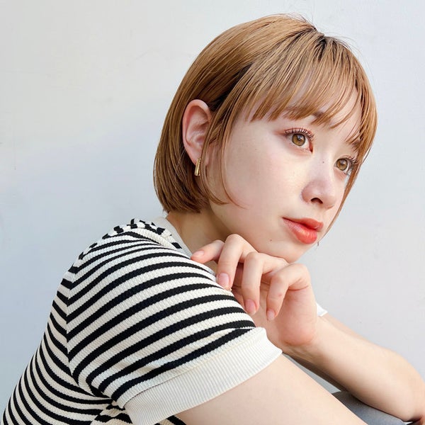 明るい髪色のショートヘアの女性