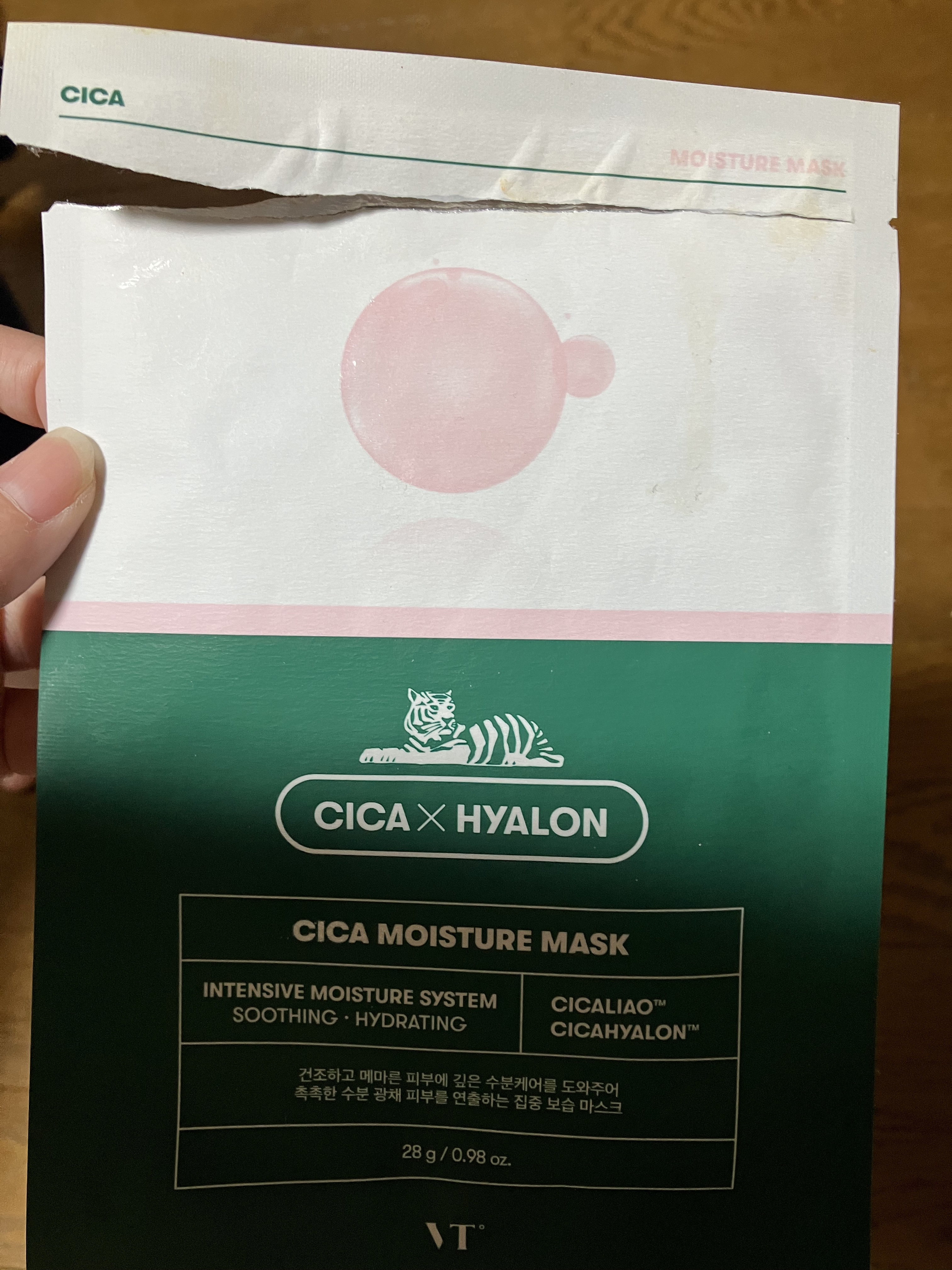 【使った商品】
VT
CICA モイスチャーマスク

【使用感】
液だれするほどしっとり
シートは薄手で、くっつくと不便かも
香りはVTのシカ商品みたいな香り

【良いところ】
鎮静効果が期待できるところ
15～20分とゆっくりパックできる