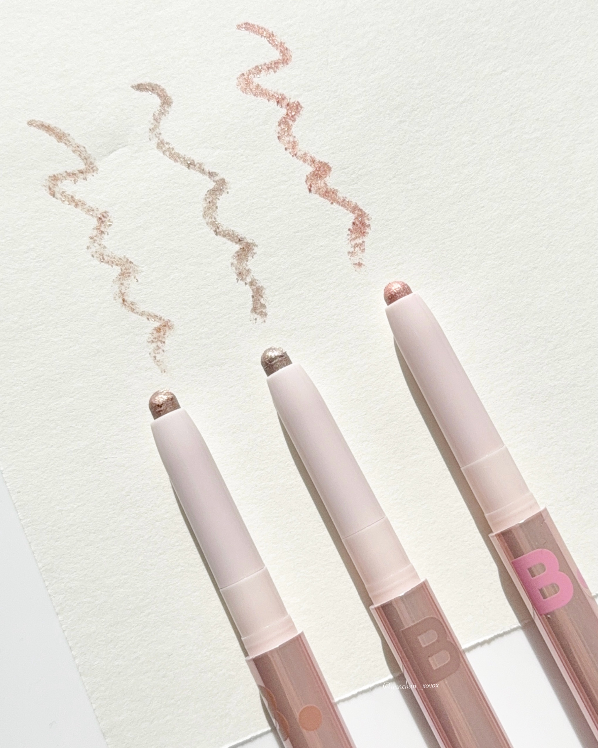 ムードオンアイカラースティック/BANILA CO/スティックアイシャドウを使ったクチコミ（3枚目）