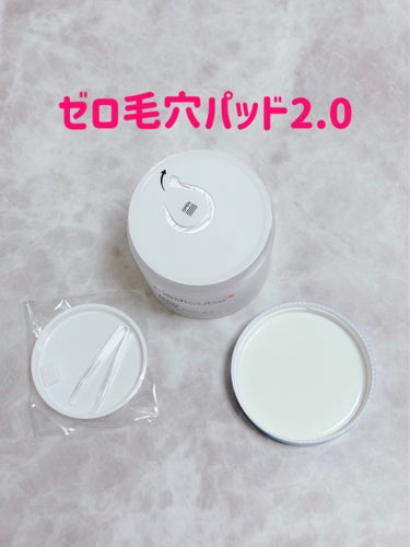 去年のメガ割り購入品ෆ˚*

MEDICUBE「ゼロ毛穴パッド2.0」

皮脂と毛穴に注目した毛穴専門のトナーパッド💙
角質除去と皮脂ケア成分であるAHAとBHAが
毛穴の奥に潜んでる老廃物までしっかりお掃除
してくれるよ✨

しっとりしたエッセンスがたっぷり入ってます💎

【使い方】

洗顔後、パッドを滑らせるように優しく拭き取ります！
擦ると肌の摩擦でダメージくらうから優しくね💕

凹凸面とソフト面になってて、最初に凸凹している
エンボシング面で顔全体を拭きます❣️
ひっくり返してソフト面の方でさらにエッセンスを
浸透させるように顔全体を拭きます♡

その後乳液でもいいけど、私は乾燥肌なので
軽く化粧水もつけてます💞

朝晩使用出来ます❣️
私は朝だけ使用❤︎
朝使うと肌のキメ整って化粧ノリが良いんだよね😍

手軽だしこれはリピしたい🫶💕

70枚　2,400円


#MEDICUBE
#ゼロ毛穴パッド2.0の画像 その1