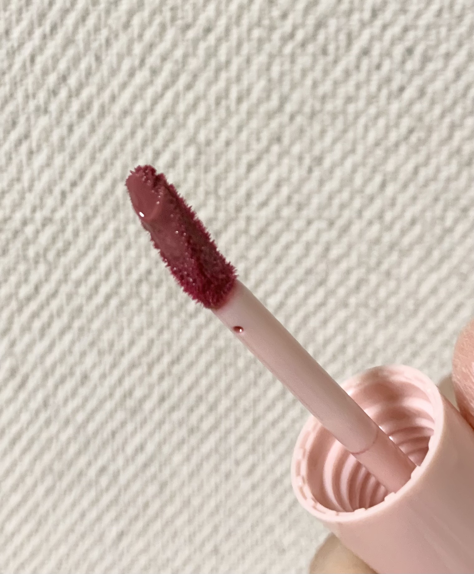 アンドバイロムアンド　グラッシーボムティント PK01 ピンクデアー/&nd by rom&nd/リップティントを使ったクチコミ（3枚目）