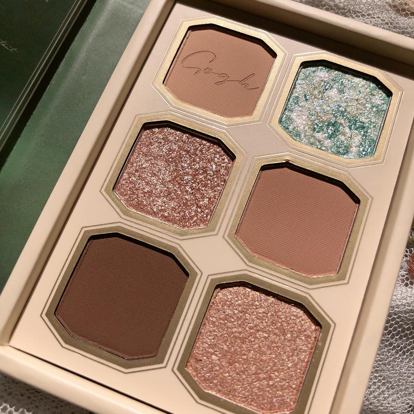 絵画アイシャドウパレット 10 バラのある花瓶/MilleFée/アイシャドウパレットを使ったクチコミ（3枚目）