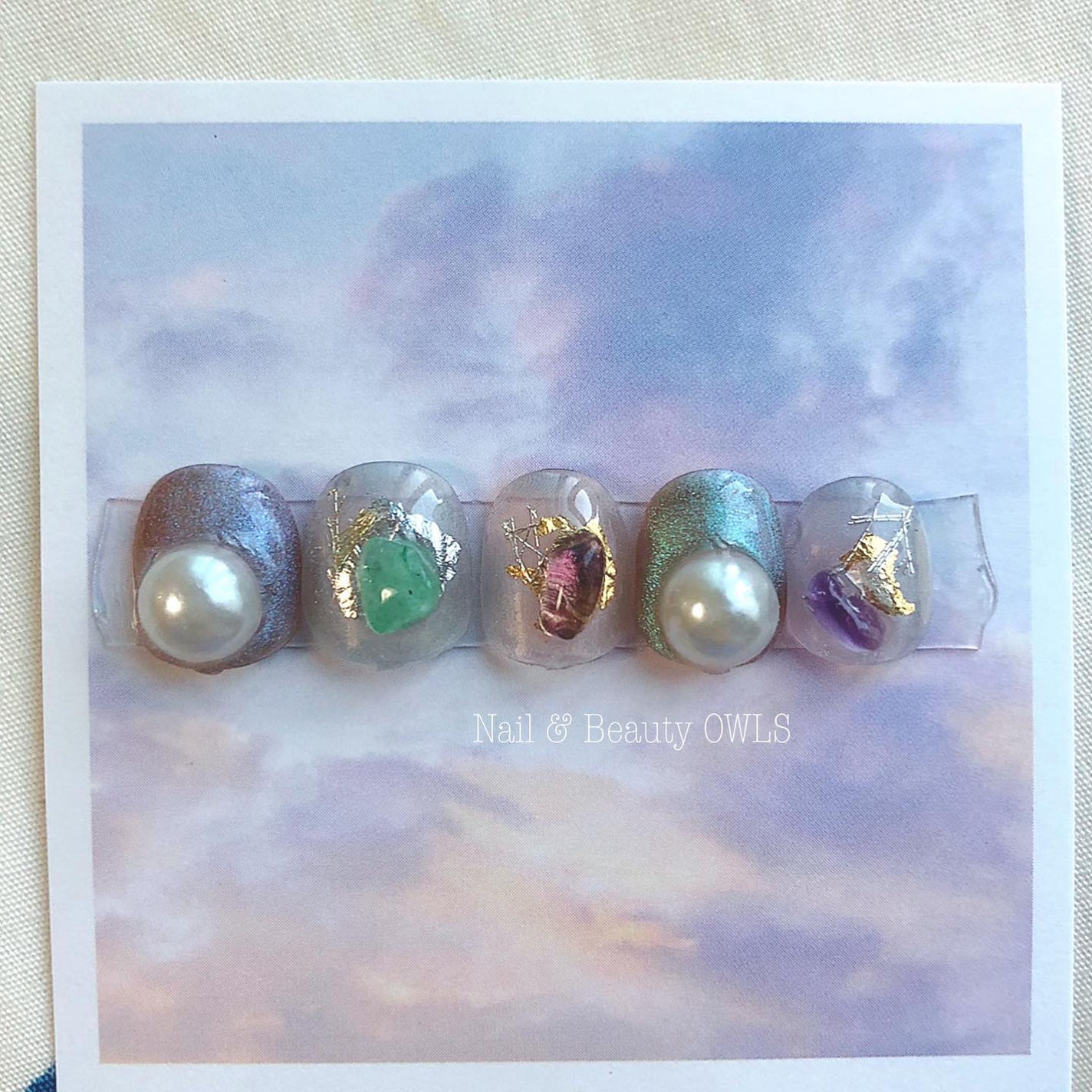 ぴよこれいと あうるす on LIPS 「天然石とパールのデザイン☺︎ネイリストのお友達にマグネットパウ..」(4枚目)