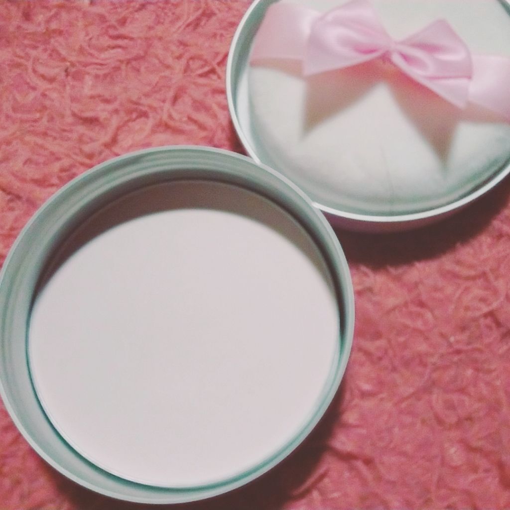 すっぴんパウダー B サクラスウィートソローの香り 2022/クラブ/プレストパウダーを使ったクチコミ(2枚目)