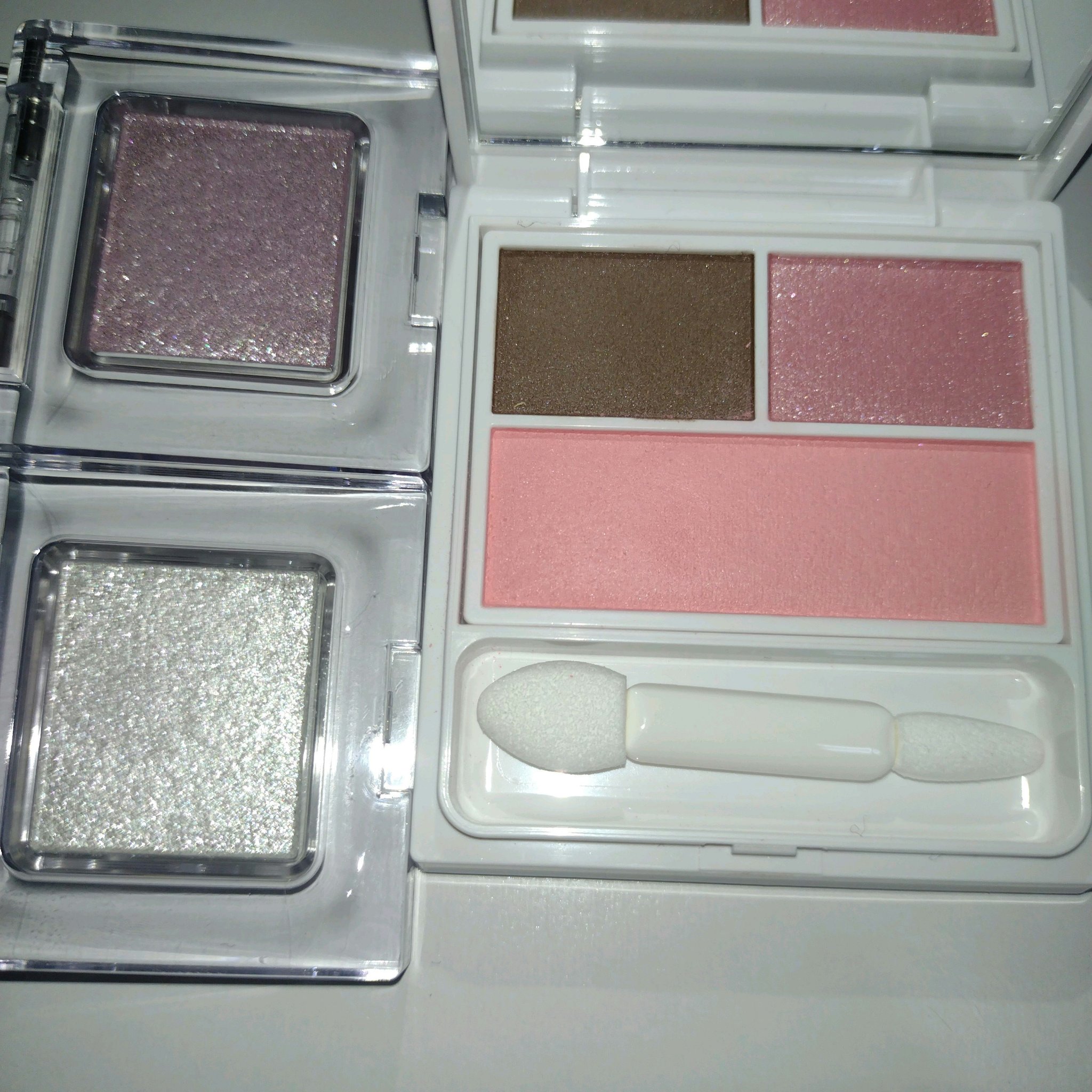フェイスカラーパレットEXはいつもと違って3色で鏡がついています。
下の広いピンクはマットアイシャドウで使ってもかわいいですが、チークに使えます。
筆はついていないので小さめの他のチークについている筆を使うと良いです。
右上のラメピンクは濃