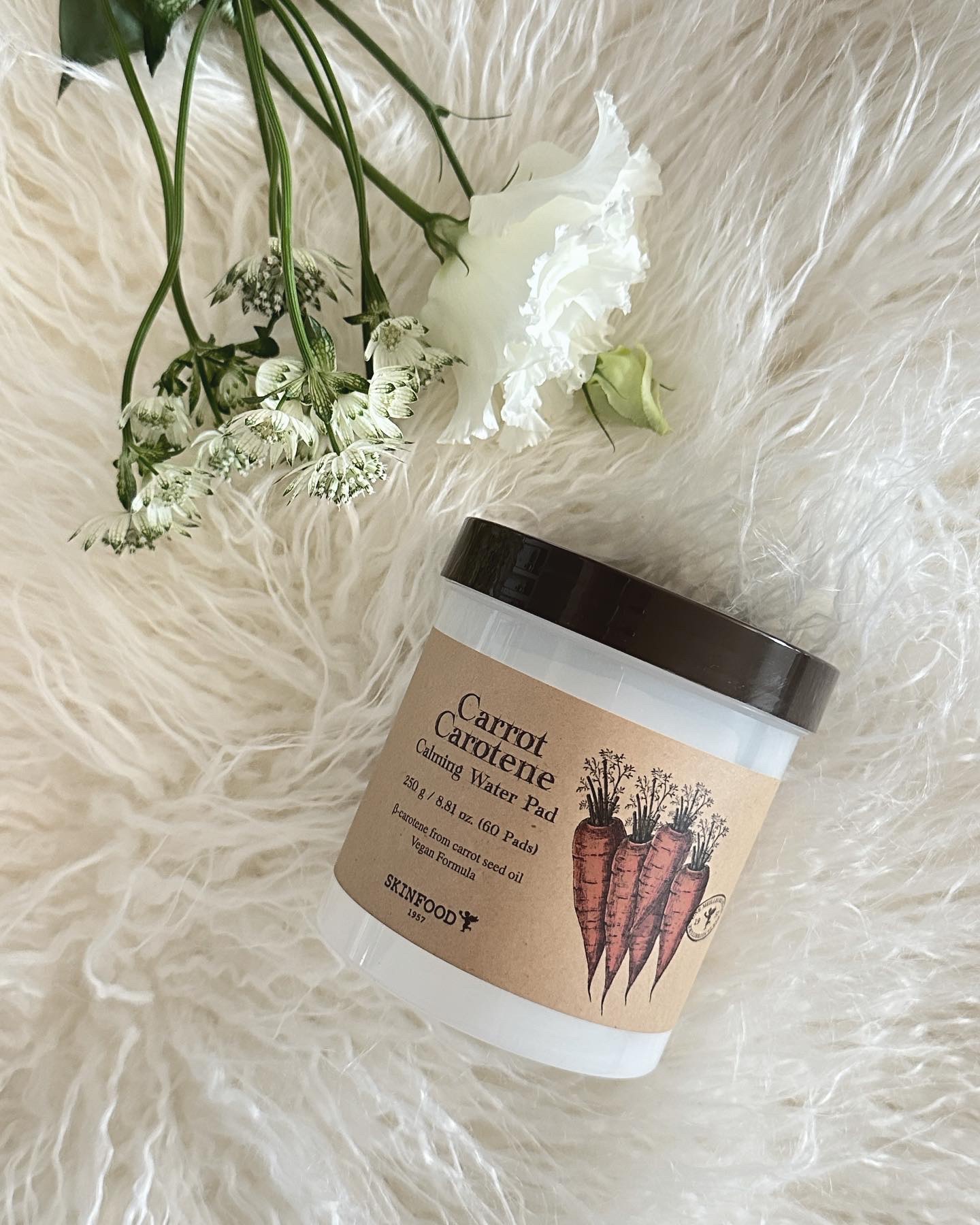 キャロットカロテンで乱れ肌を整える🥕

┈┈┈┈┈┈┈┈┈┈┈┈┈┈┈┈┈

❤︎ SKINFOOD

キャロットカロテン カーミングウォーターパッド

┈┈┈┈┈┈┈┈┈┈┈┈┈┈┈┈┈

朝のスキンケアに絶対必要な拭き取りパッド。
今