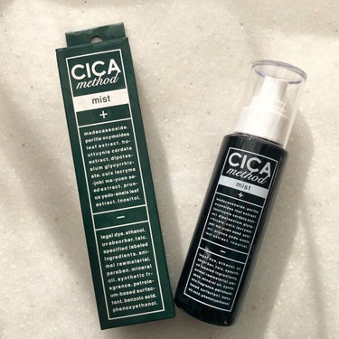 CICA method mist 
シカメソッド　ミスト

さっぱりとした、ミストです。
洗顔後はもちろん、化粧の上からも使えます。

敏感肌・ニキビ肌のケア用ですが、
肌荒れ防止や、皮膚の乾燥を防いで
お肌の保湿・保護ができるので、いまの季節にはぴったりです👍

手のひらにスプレーしてから、顔に塗りました。さっぱりとしたトロミの少ないテクスチャーですが、塗ったあとは、しっとりします💕
特に乾燥肌ではありませんが、室内の暖房で、肌がカピカピしてくるので、日中ミストするのに便利です。持ち運びできるサイズがあればいいのに、と思いました。

マスクのムレや摩擦の肌荒れにもお薦めです。

🌿美容大国韓国で " 肌再生クリーム " として話題の " シカクリーム " 。
そのシカクリームのコンセプト成分である薬草 "ツボクサ" のエキスを配合し、
オリジナル処方で日本古来の植物成分などをプラス。より日本人のお肌に合うようにと作られた " 日本製シカブランド＝CICA method " です。

___________________________________

CICA method mist  100ml  1,760円の画像 その1