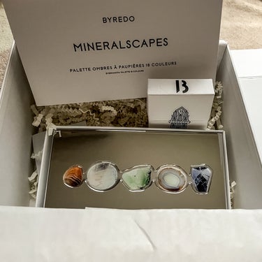 BYREDO ミネラルスケープ アイシャドウ パレットのクチコミ「BYREDO購入品

BYREDO  ミネラルスケープアイシャドウパレット
なんと自腹でゲット.....」（3枚目）