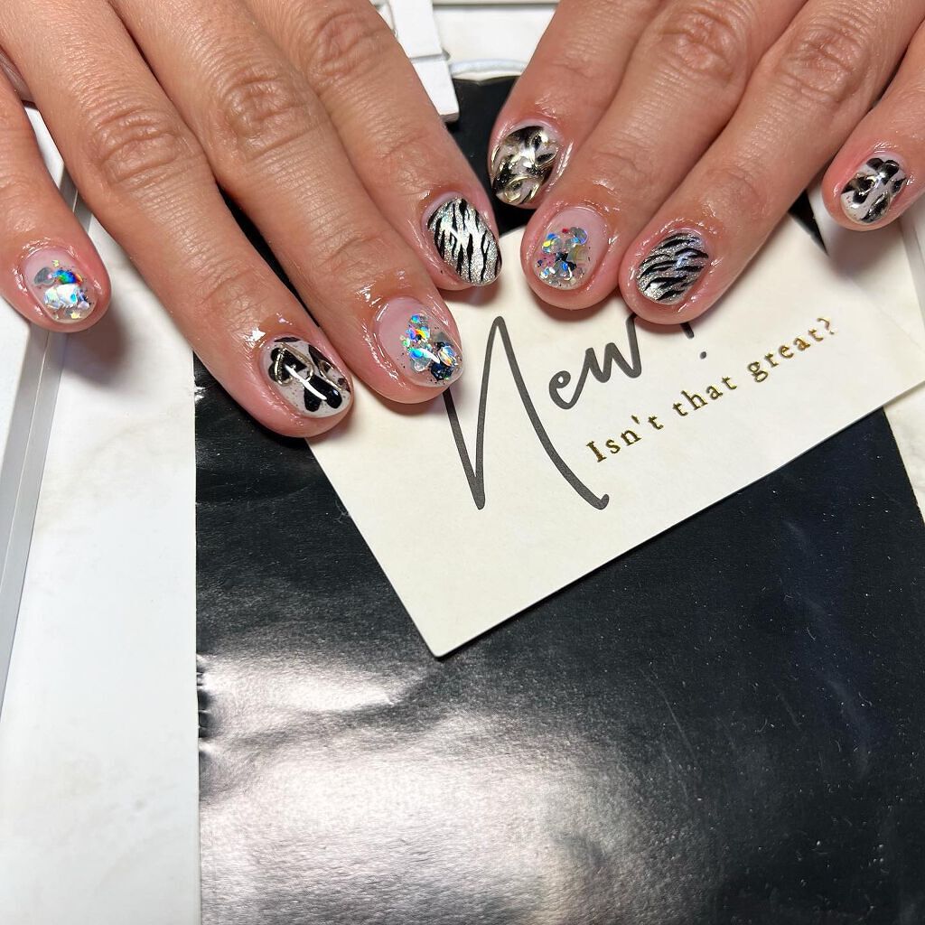 cst on LIPS 「#valentinenails#🖤#連鎖反応笑💅#ネイル好きな..」(2枚目)