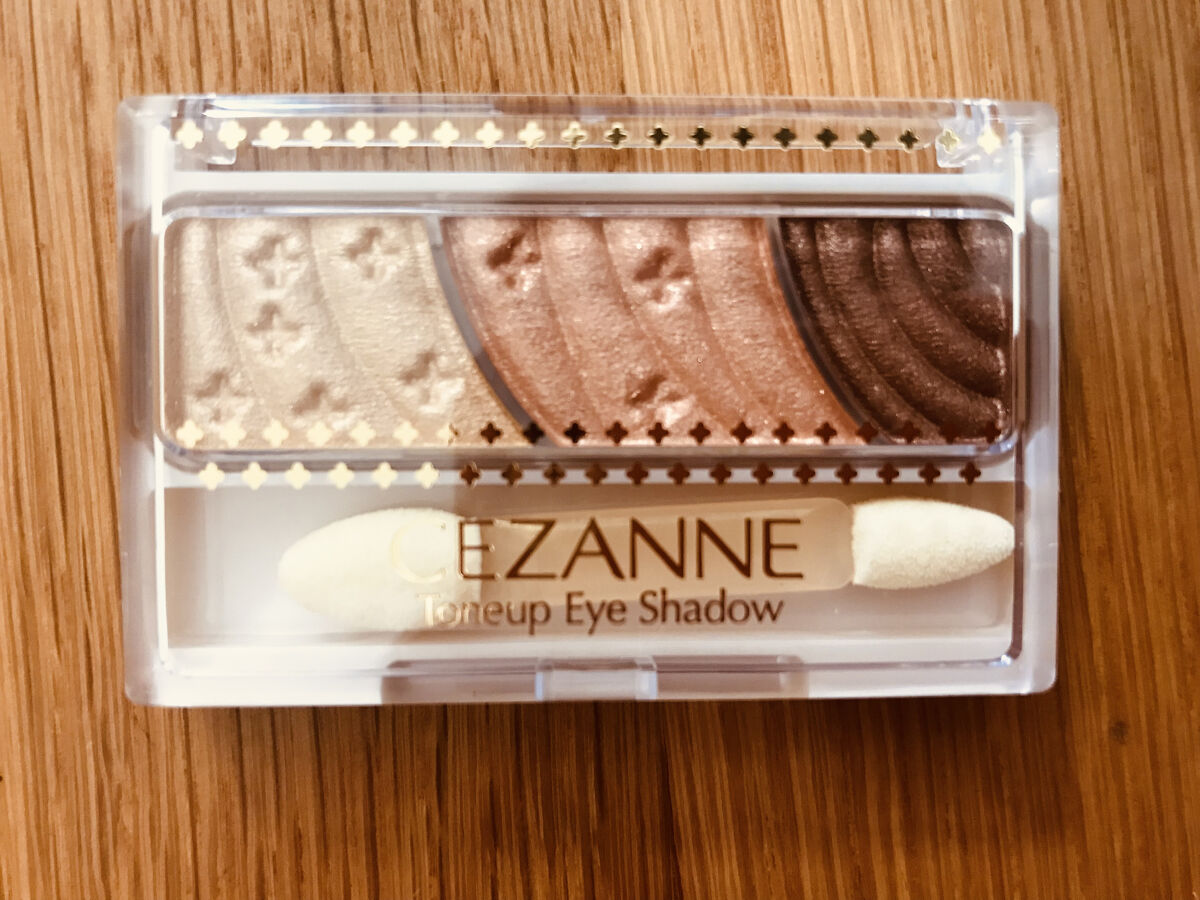 セザンヌ トーンアップアイシャドウ 08ハニーブラウン

久しぶりにコスメを買いました☺️💕
セザンヌのアイシャドウは初めてです。

3色入っていて1000円切っているのはさすがはセザンヌ❗️ですね〜。

オレンジが強めのブラウン系です。