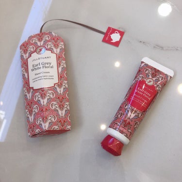 JILLSTUARTの紅茶ハンドクリーム♡
2つ買いました！

アールグレイの方は、
個人的にはそんなに紅茶感のある香りではないかな？
といった感じです😌

でも、JILLSTUARTのホワイトフローラ