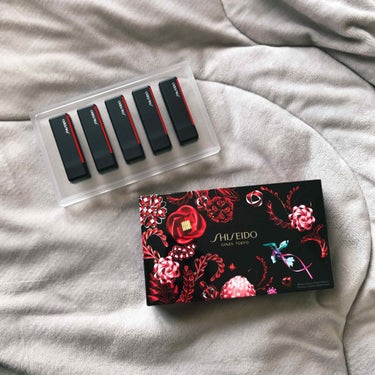 SHISEIDO 
エクスプレッシブ デラックスミニセット

このミニリップサイズが有り難い！
そして全て発色、定着、素晴らしい！！

リップクリームの上から塗っても綺麗に発色しました◎

しかもリップ