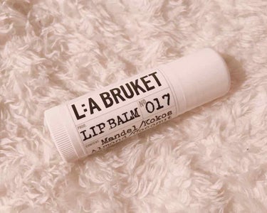 大容量のリップだけじゃない優れものリップバーム🥰
L:A BRUKET(ラブルケット)のリップバーム💓

オーガニックコスメのリップバームなので、成分が
アーモンド油、ホホバ種子油、ミツロウ、ヤシ油、ト