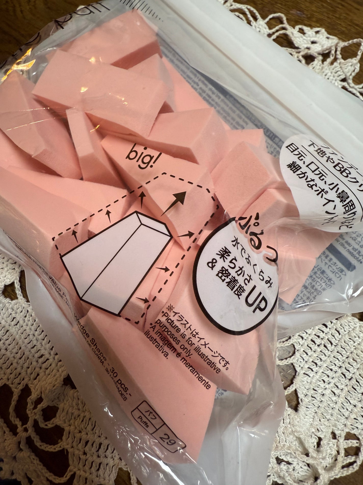 メイクアップスポンジ(バリューパック ウェッジ型 30個)/DAISO/パフ・スポンジを使ったクチコミ(1枚目)
