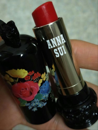 ANNA SUI リップスティックSのクチコミ「パッケージも色味もかわいい♡
スルスル塗れる赤リップ

✼••┈┈••✼••┈┈••✼••┈┈.....」（2枚目）