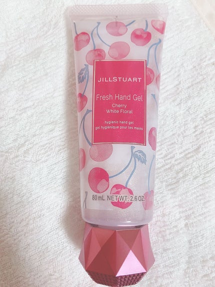 JILL STUART フレッシュハンドジェル チェリー ホワイトフローラルのクチコミ「
外出先でも、チェリーミルクの香りでリフレッシュ。
手肌にさらりとなじむ、アルコール配合のハン.....」(1枚目)
