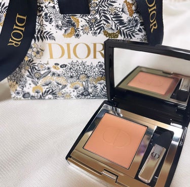 Dior モノクルールクチュール

単色アイシャドウ!
前回リニューアルしてから
663 コーラルルックを購入して
粉質や発色がよくとても気に入ったので

今回は､新たにマットタイプ
449 デューンを