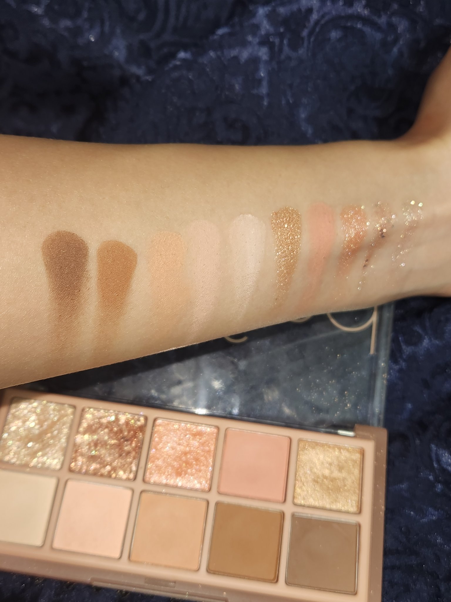 ギラギラ好きにはたまらない！rom&ndベターザンパレット、01パンパスガーデン

rom&ndの有名なパレットの01番。今では落ち着いたマットな質感が多めになっているかもしれないが、これはギラギラで最高。
01パンパスガーデンは、イエベ春