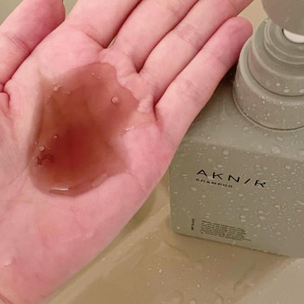 AKNIR 薬用ヘアスカルプセラムのクチコミ「仕事柄もありかなりの数のシャンプートリートメントを試してきました。
32年間コレ!と言ったも.....」(3枚目)