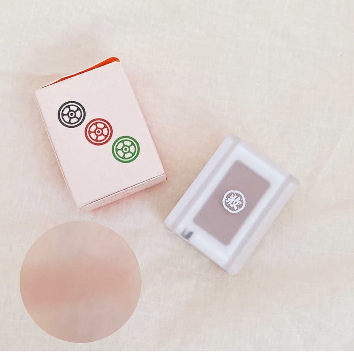 ゆニコーン こスメ on LIPS 「麻雀牌柄のアイシャドウケースがしっかりしてるので、落としちゃっ..」(5枚目)