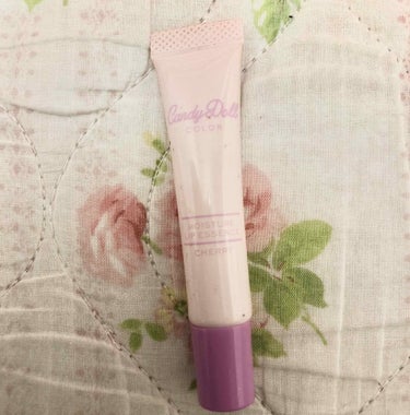 キャンディードール
モイスチャーリップエッセンス

＜リップ美容液＞ ¥1274

ピンク色で可愛いです。
保湿はしてくれるので良いです。

私は、少し塗って時間をおいてティッシュオフをして使用していま