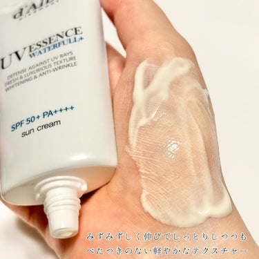 水光日焼け止め下地
────────────
d'Alba 
WATERFULL ESSENCE SUN CREAM
SPF50+ PA++++

2,900円

ダルバの人気UVベースは4種類から
自分に合ったものを選べる..♡

-エッセンスタイプのポイント-

◯乾燥肌向け
◯なめらかなツヤ肌へ*
◯白浮きしないクリアカラー
────────────

みずみずしくしっとりとした
スキンケアアイテムのようなテクスチャー。
べたつかず軽いつけ心地だから
顔だけじゃなくて
首や腕に塗るのも嫌にならないところがいい…！

ジェル自体は少しクリーム色を
しているんだけど塗るとクリア。
結構しっかりめに爽やかな香りがあるかな

個人的にはトーンアップをあまり求めてないから
たっぷり塗っても白浮きせず化粧下地としても
ファンデの質感を邪魔しない
日焼け止めは重宝するんだ！

トーンアップは必要とせず
パウダー感のないみずみずしいUV下地を
望んでいる方にぴったり🫶

スキンケア後に適量を取り、
顔や体にムラなく伸ばしてね！
外出30分前に使うといいぞ🙆‍♂️

弱酸性石鹸で落とすことができるのも嬉しいよね！

*メイクアップ効果


#PR #ダルバ #dAlba #化粧下地 ＃ヴィーガン日焼け止め #UVカット #日焼け止め #ベースメイク #韓国コスメ #花粉シーズンの相棒 の画像 その2