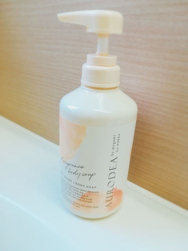 R& AURODEA by megami no wakka fragrance body soapのクチコミ「ベージュ系の優しい色合いの
ボトルに入ったボディソープです。

セントフリージアとピュールネロ.....」（2枚目）