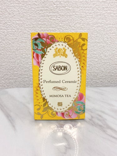 ＊SABON＊
パフュームドセラミック ミモザティー ¥2,200


セラミックのホームフレグランスです

ドアノブやクローゼット、車の中にりぼんで吊るして使います
彫刻がオシャレでインテリアとしても