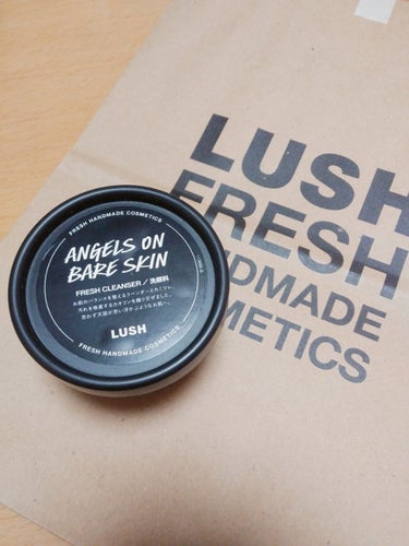 LUSH 天使の優しさ
1300円
毎日使えるスクラブ洗顔。
最近肌のごわつきが気になっていて
落とすケアを見直そう！ということで購入。
スクラブ洗顔ですが洗い上がりはしっとり乾燥知らず。
そのままでは