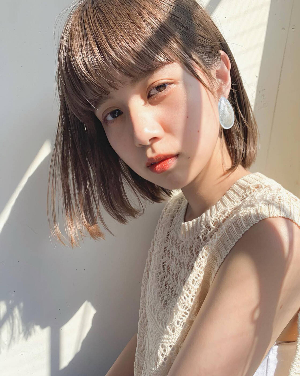 日に当たっている女性