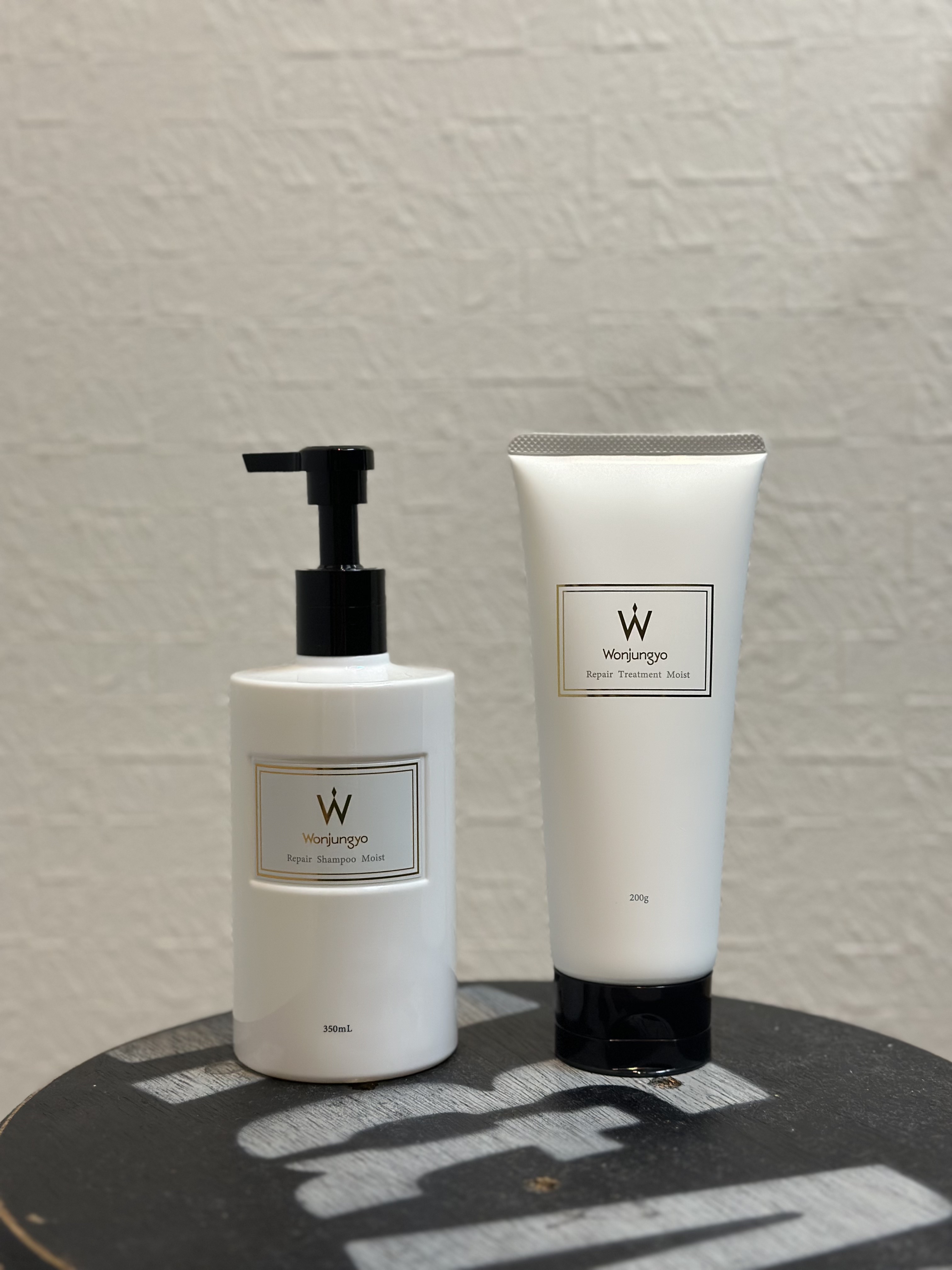 平野紫耀君で話題のwonjungyoのヘアケア。
最近ようやく見かけるようになったので購入してみました。

ウォンジョンヨ　リペアシャンプー　モイスト
リペアトリートメント　モイスト 


パサつきが気になるのでモイストにしました。
乾かし