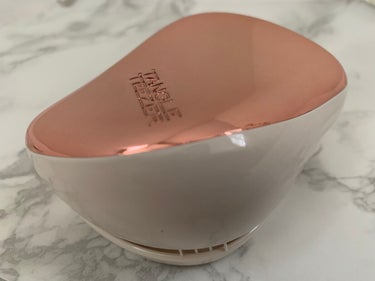 
TANGLE TEEZER
コンパクトスタイラー
ローズゴールド／リュクス


トラベルサイズですが大きすぎずちょうど良いです✨
むしろ普段持ち歩くには少し大きいくらい！

カバーが付いているので埃がつかないのが良いです✨

ブラシがかたすぎず柔らかすぎずちょうど良いのでしっかりブラッシングできます💕

ローズゴールドの色がとってもおしゃれでかわいい💕
持っているだけで気分の上がるヘアブラシです💓


 #LIPSベスコス使ってみた2022 の画像 その1