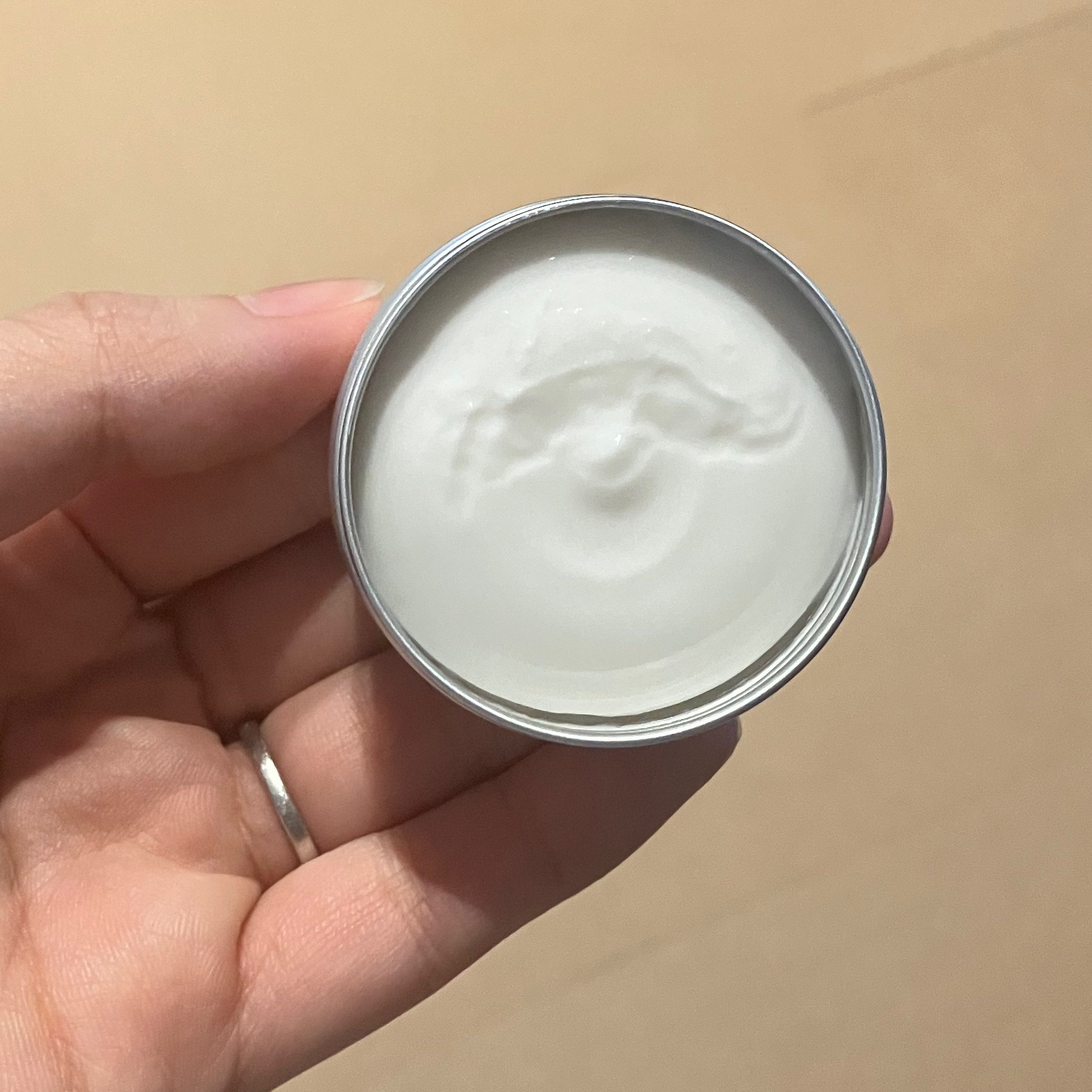 AUX PARADIS アロマティック ハンドクリーム #07 Osmanthusのクチコミ「
AUX PARADISのハンドクリーム🌼
ずっと気になってた金木犀の香りの
オスマンサスを購.....」（2枚目）