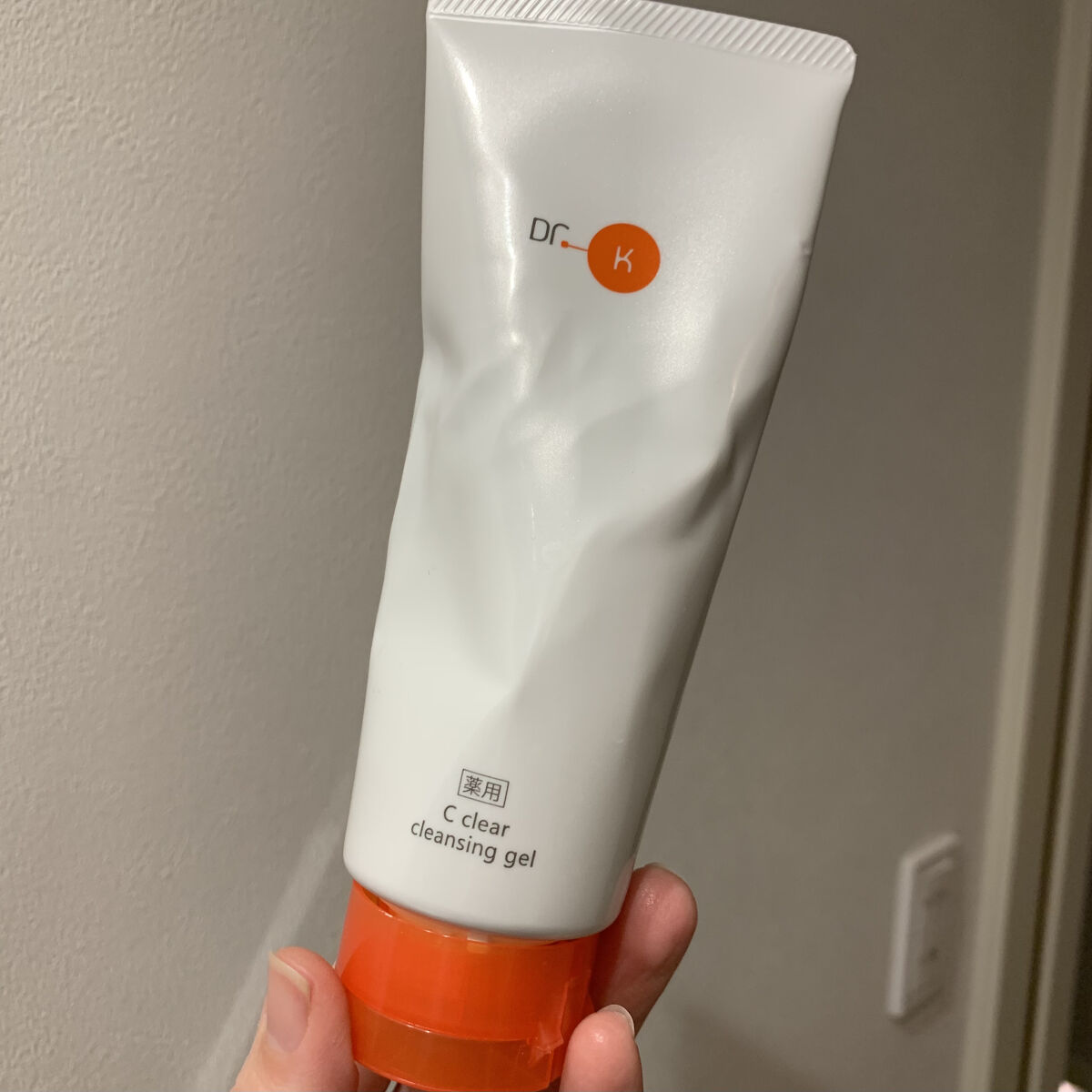 使い切りスキンケア

┈┈┈┈┈┈┈┈┈┈

#ドクターケイ
#薬用Cクリアクレンジングジェル

┈┈┈┈┈┈┈┈┈┈

洗い上がり優しめ。つっぱらない。

ただ、時間をかけてクルクルすると
毛穴めちゃ綺麗になる！


四本目？をリピ中( 