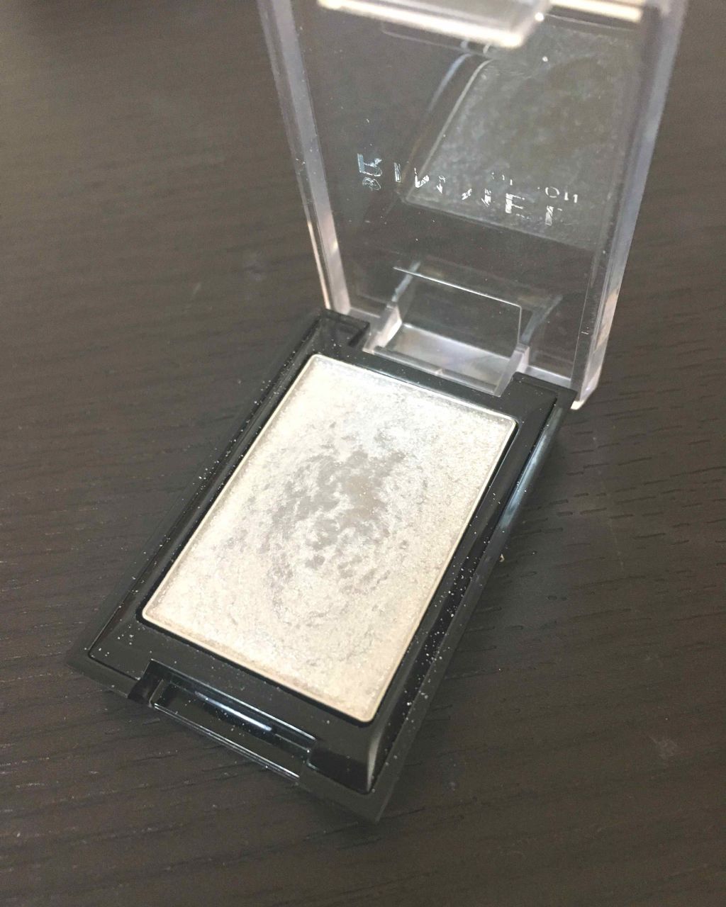 リンメル ロンドン シャイニーオン クリームアイカラーのクチコミ「#RIMMEL の#アイシャドウ シャイニーオンパウダーアイカラーです。
番号は002です。
.....」（1枚目）