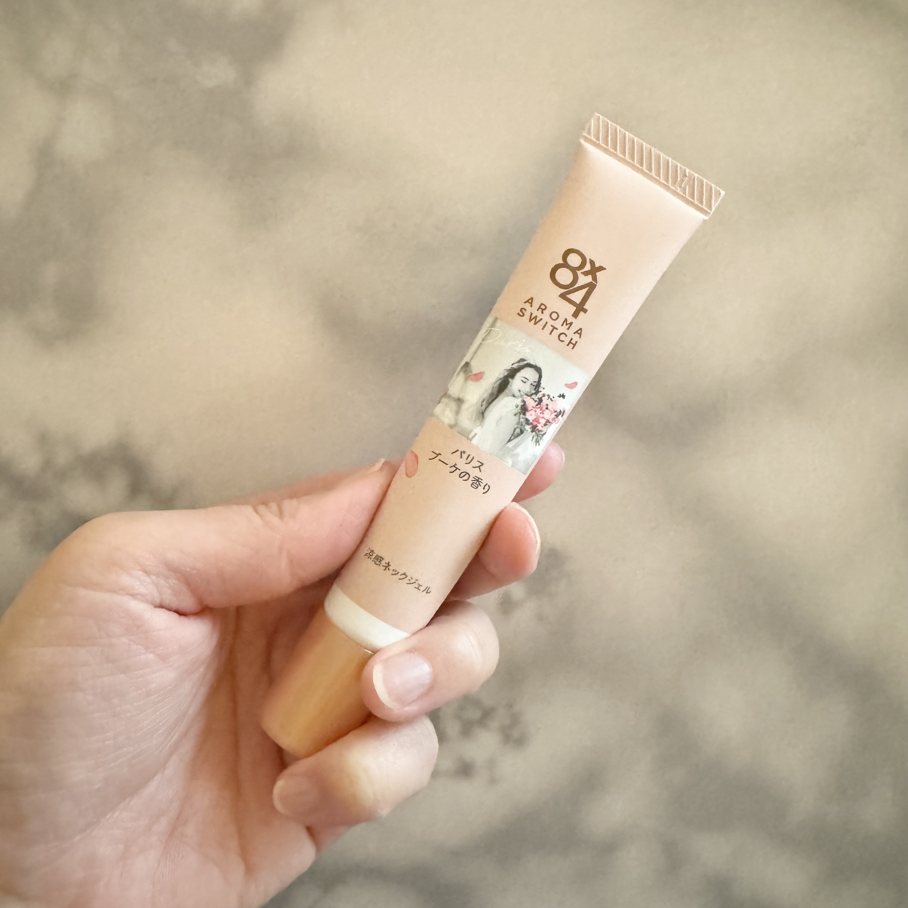 8x4 アロマスイッチ 涼感ネックジェル パリスブーケの香り/８ｘ４/デオドラント・制汗剤を使ったクチコミ（1枚目）