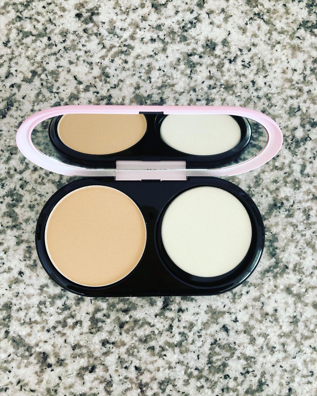 M・A・C ライトフル C３ ナチュラル シルク パウダーファンデーションのクチコミ「M・A・CライトフルC３ナチュラル シルク パウダーファンデーションNC30を使用しました♡
.....」（2枚目）